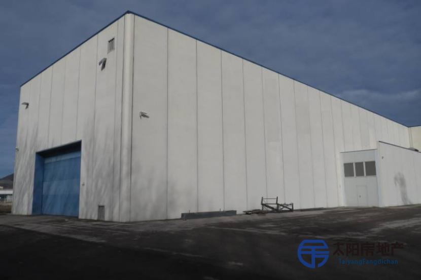 位于雷诺萨的拉维加工业园区的工业仓库，面积3507平方米