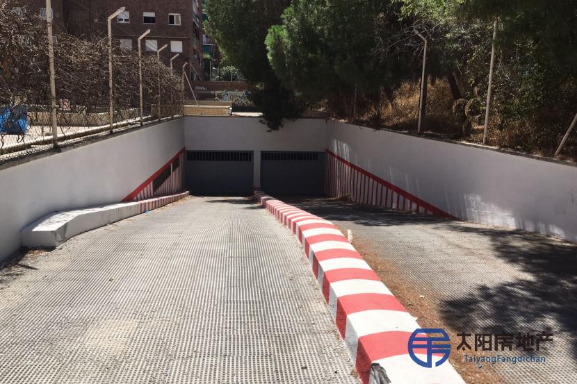 Plaza de garaje para 2 coches ,2 motos grandes y trastero con luz