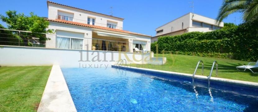 位于Costa Brava的著名住宅区Agaró的极好别墅出售