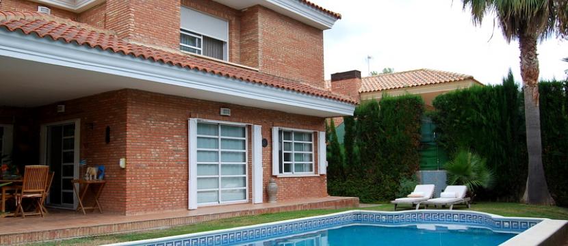 位于Valencia的Alfinach的设有游泳池别墅