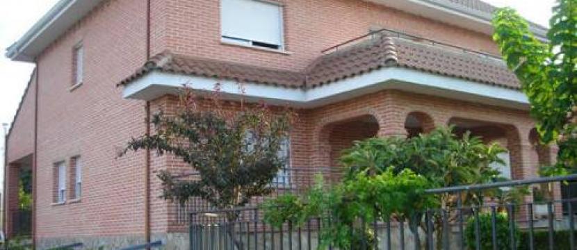 出售位于Coimbra (Mostoles)城市花园的别墅