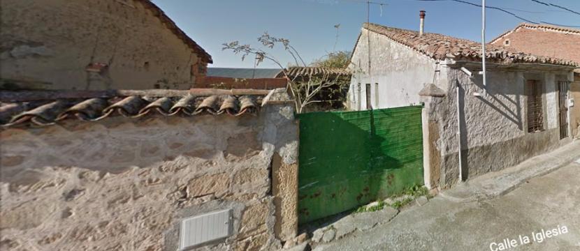 A 14 kms de Salamanca por autovía, se vende casa rustica de 300 m2 con 2 terrenos.